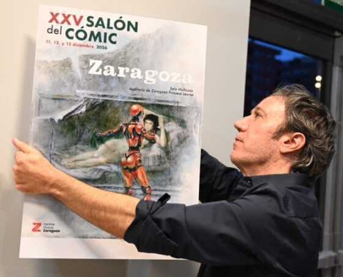 Rómulo Royo y el cartel del Salón del Cómic de Zaragoza.